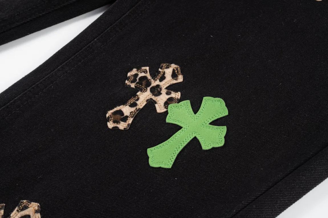 P240 Top version (Leopard print green leather) Top version Chrome Hearts jeans with leather blue denim. It is known that chromehearts jeans will use vintage Levis jeans as the base plate for creation. They usually add their own unique silver buckles and silver ornaments, plus leather embellishments. This is what doubles the value of these vintage jeans, because the base plate is Vintage jeans, the jeans themselves have been very soft and comfortable after years of baptism, which can be distinguished from ordinary jeans. Regarding the size, you should also refer to the pants data. Style number: 1603# Color: leopard print green leather Size: 28 30 32 34 28 Waist 86 Hips 100 Pants length 102 30 Waist 90 Hips 104 Pants length 104 32 Waist 94 Hips 108, pants length 106 34, waist 98, hips 112, pants length 110